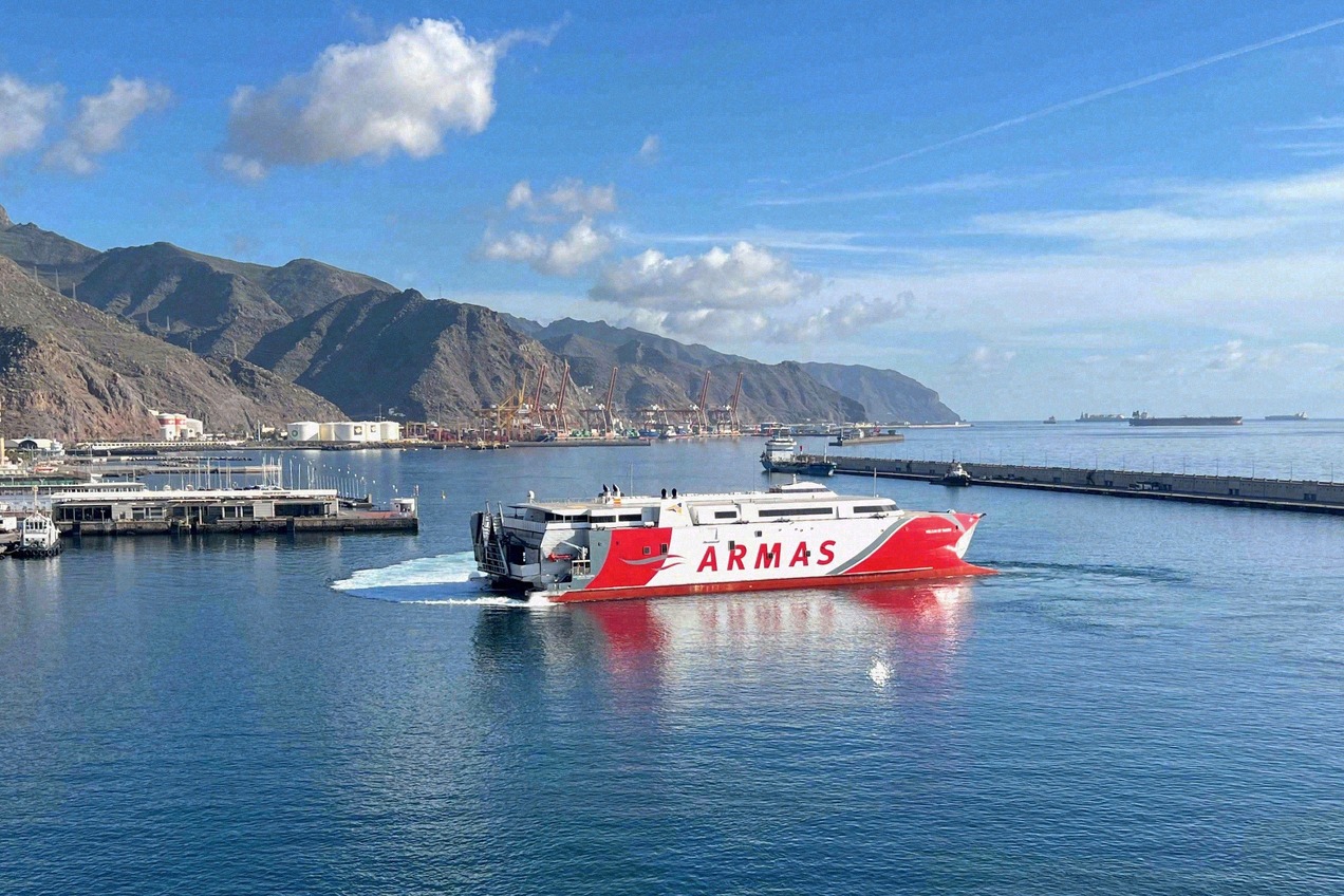 Ferry rápido de Naviera Armas en el puerto de Santa Cruz de Tenerife