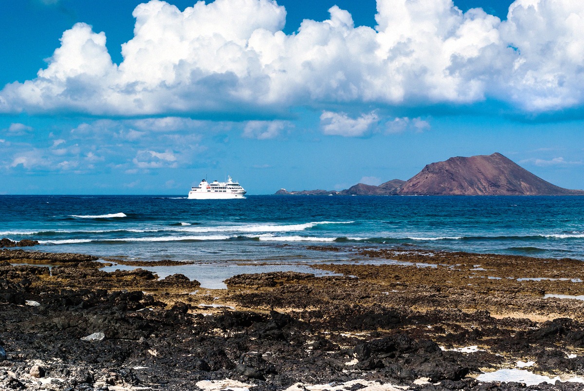 Ferry frente a la costa de Fuerteventura, con la Isla de Lobos al fondo