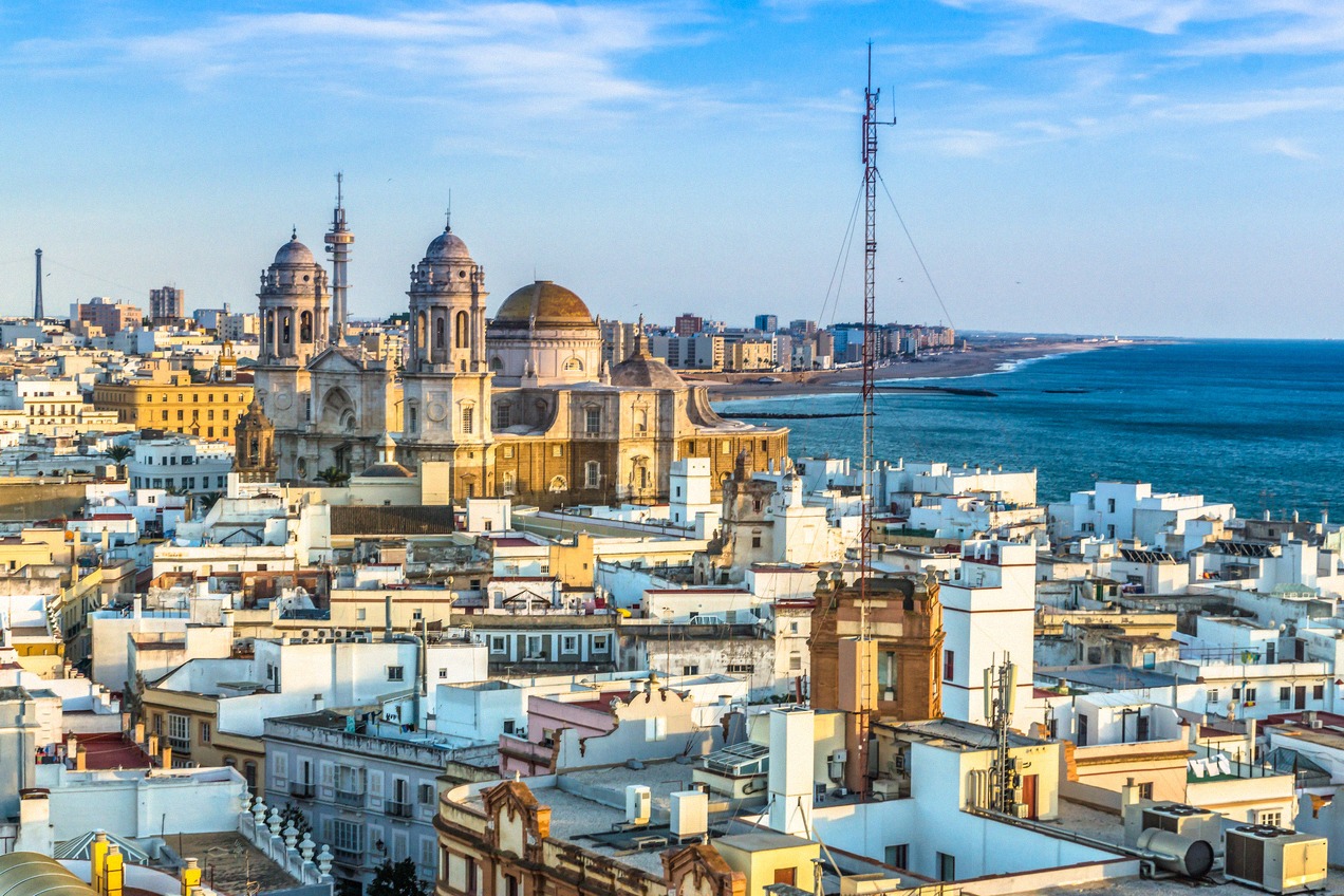 Casco antiguo de Cádiz con la catedral frente al Atlántico