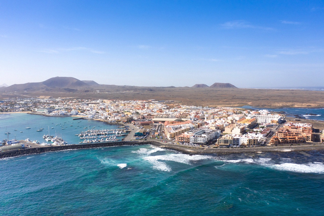 Corralejo, al norte de Fuerteventura, con el puerto de ferris, vista aérea.