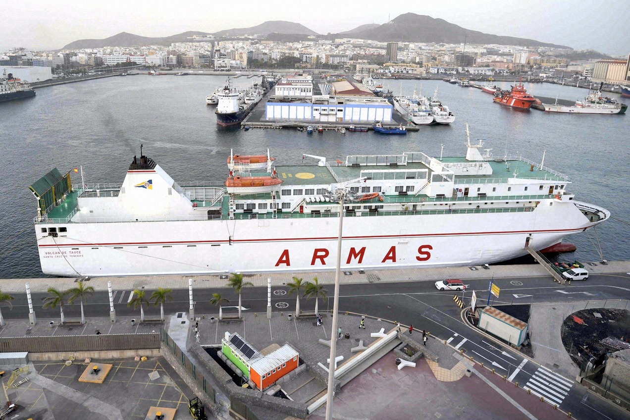 Un ferry ro-pax de camino a Canarias.