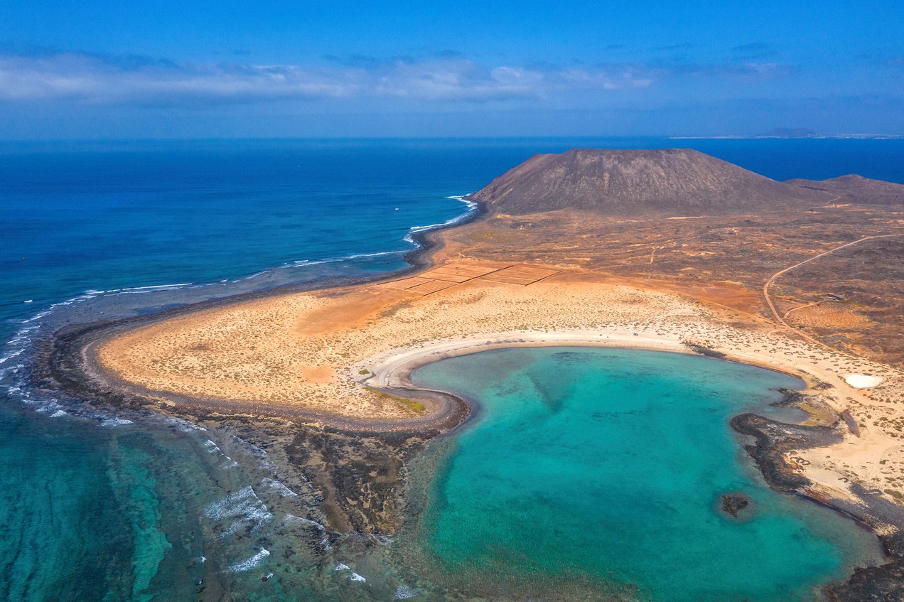 La Isla de Lobos frente a Corralejo, reserva natural con acceso limitado.