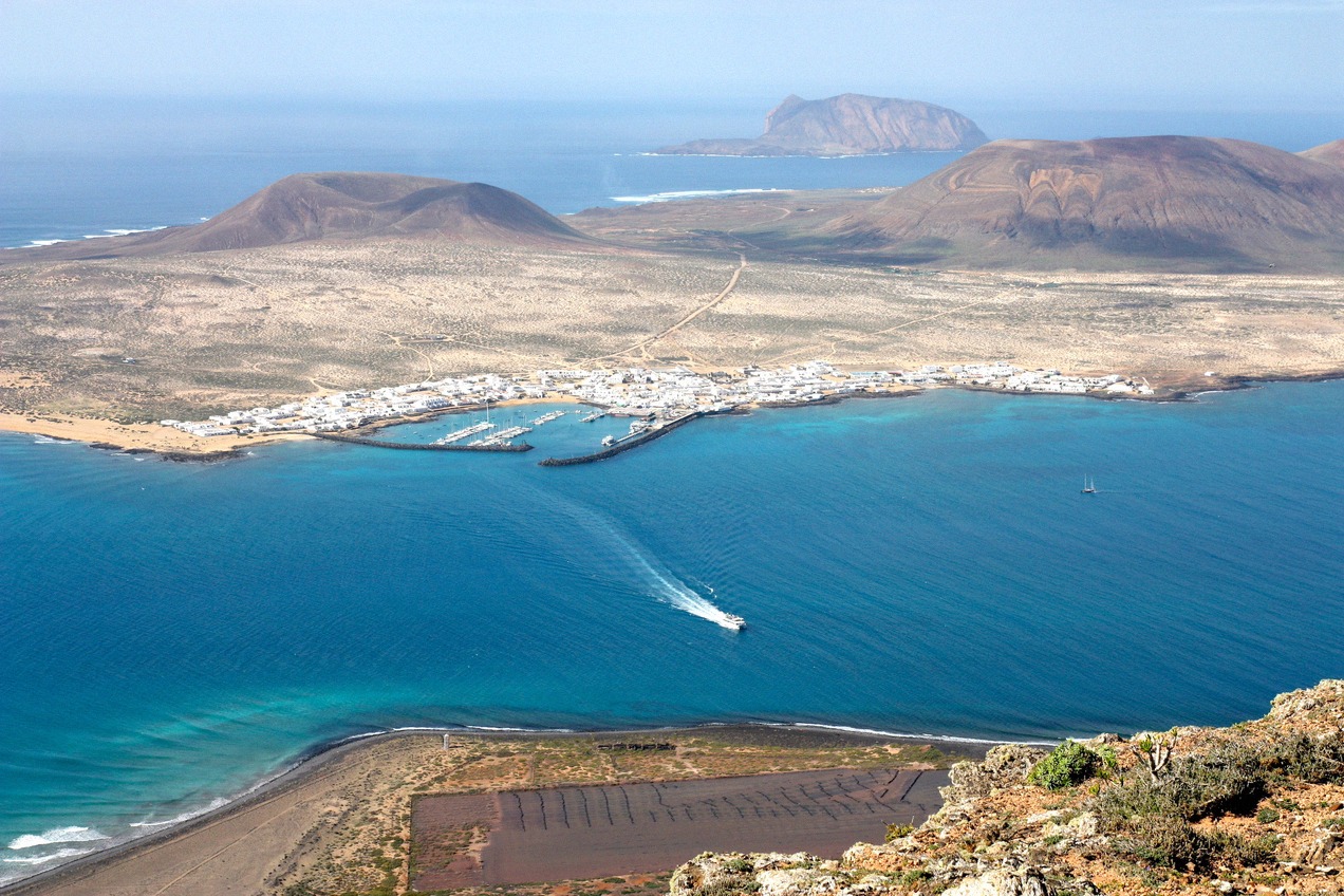 La Graciosa con el puerto de Caleta de Sebo, vista desde el extremo norte de Lanzarote