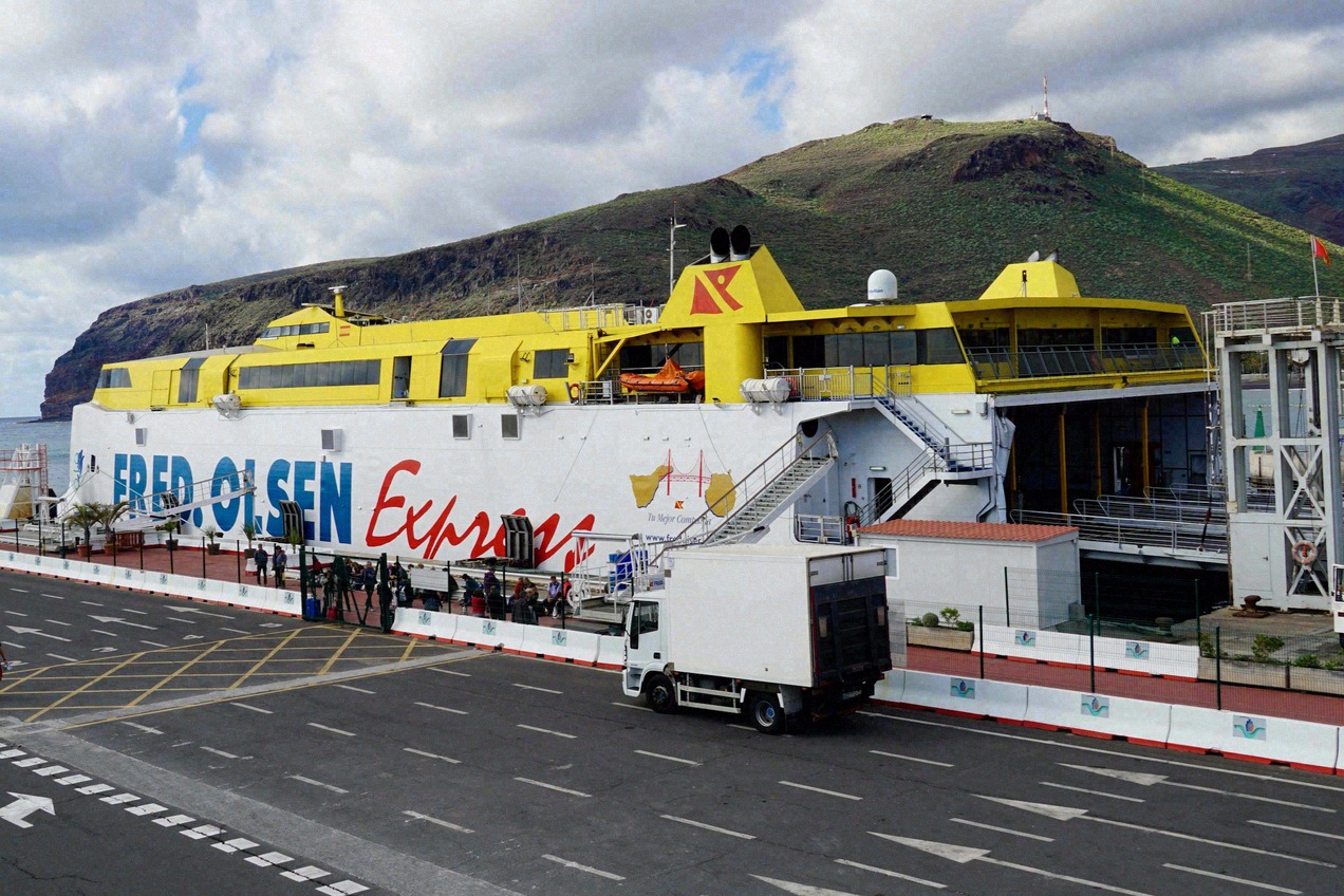 Ferry de Fred Olsen Express en el puerto de Los Cristianos