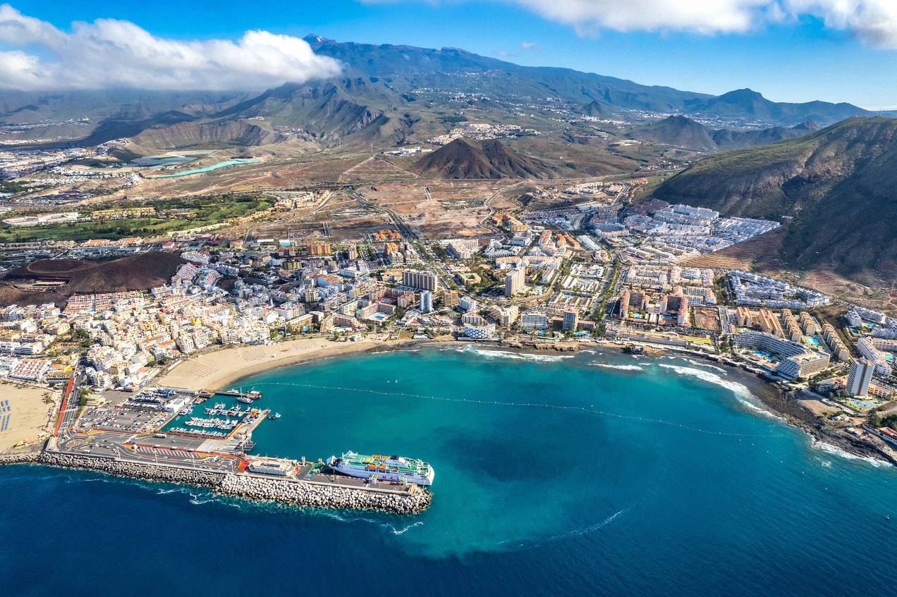 Los Cristianos desde el aire, con el puerto de ferris y un barco en el muelle.