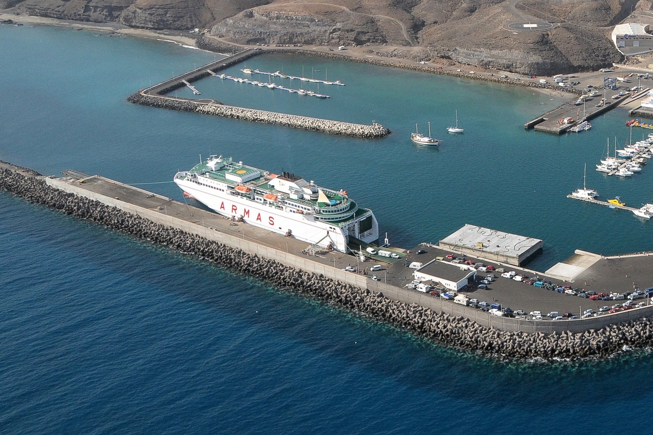 El puerto de ferris de Morro Jable con un ferry de Naviera Armas atracado