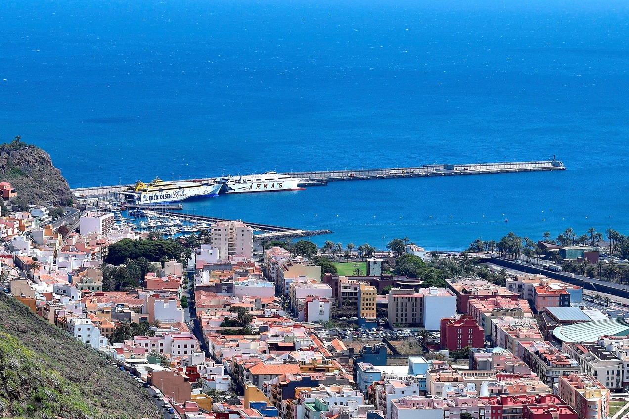 El puerto de San Sebastián de La Gomera con los ferris de Fred Olsen Express y Armas