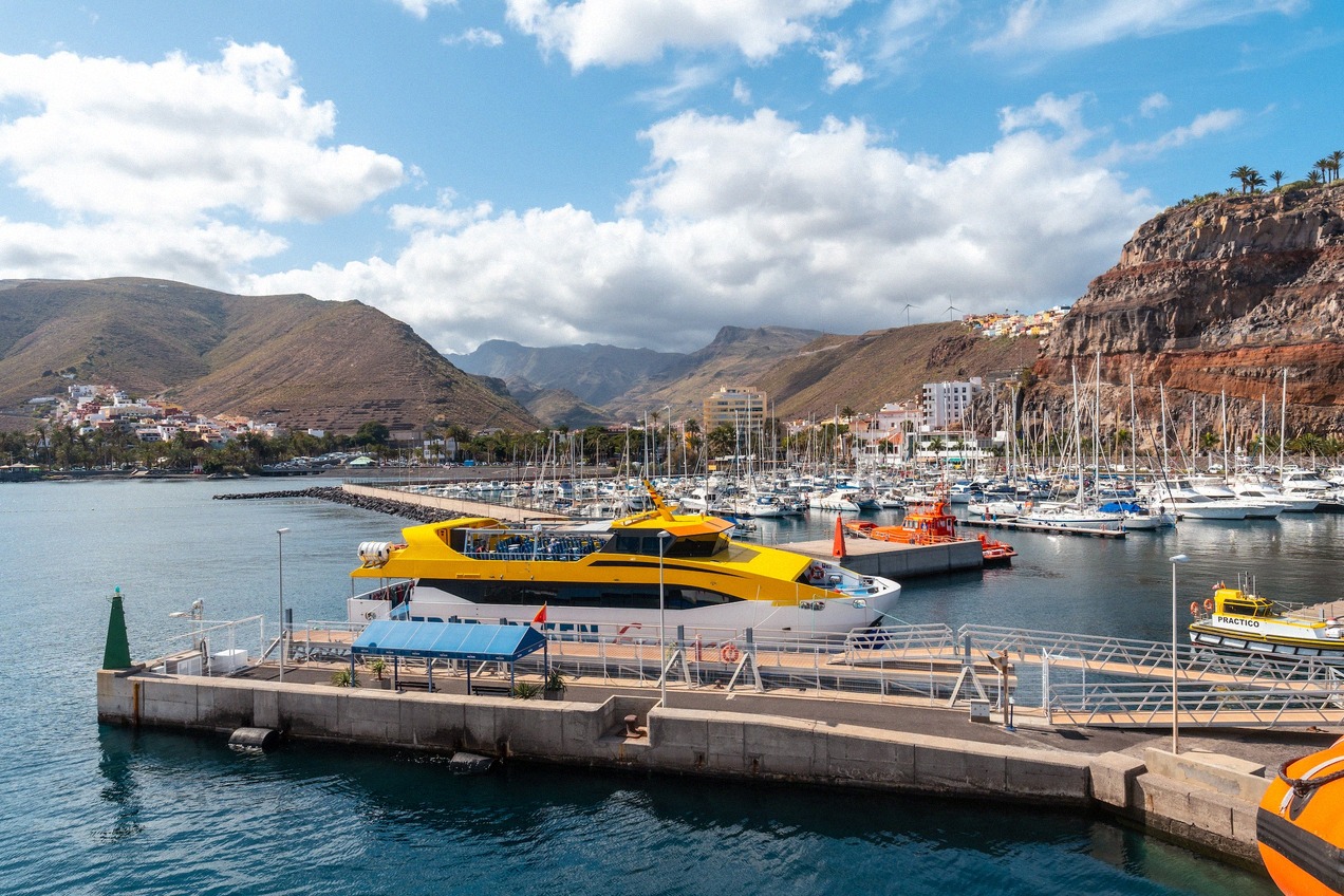 Llegada a San Sebastián de La Gomera: ferry rápido de Fred Olsen Express en el muelle.